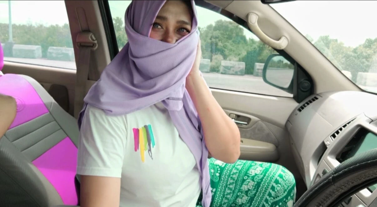 Indo viral Siswi berhijab nyepong kontol di dalam mobil sambil nyetir tantangan untuk nggak crot,Indo Couple